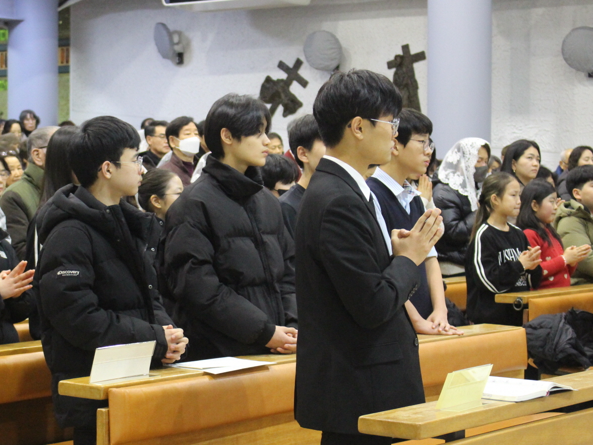 251224 성탄대축일밤미사_입당 (11).JPG