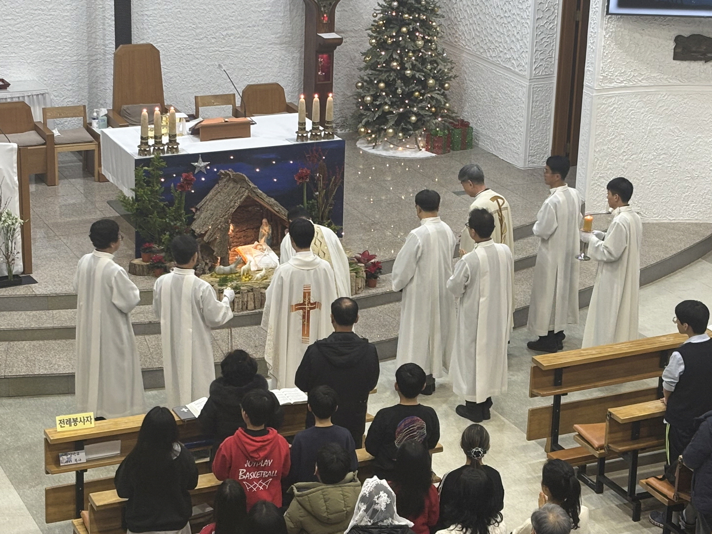 251224 성탄대축일밤미사_입당 (20).jpg