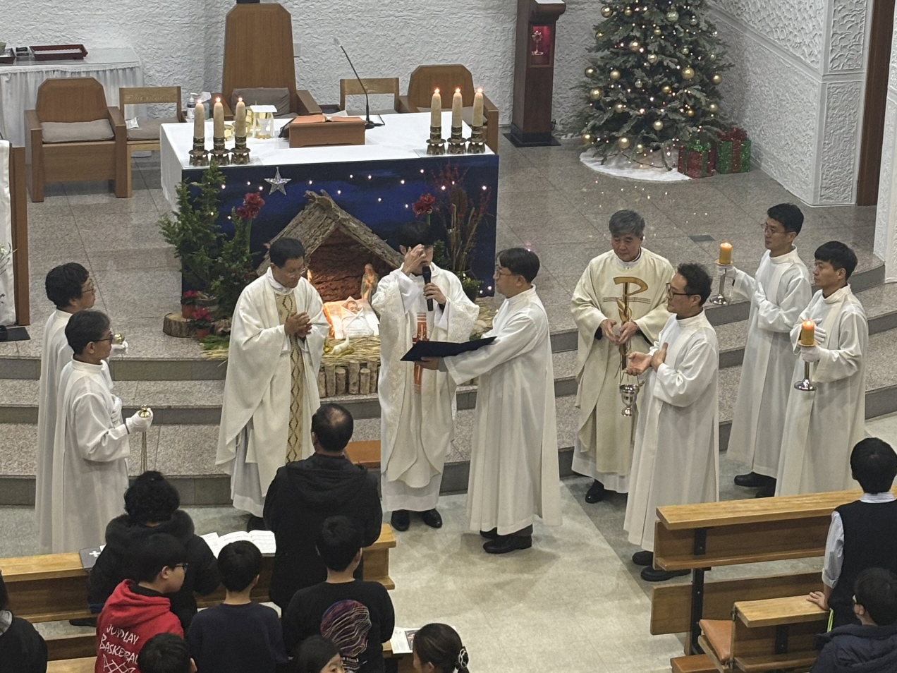 251224 성탄대축일밤미사_입당 (17).jpg