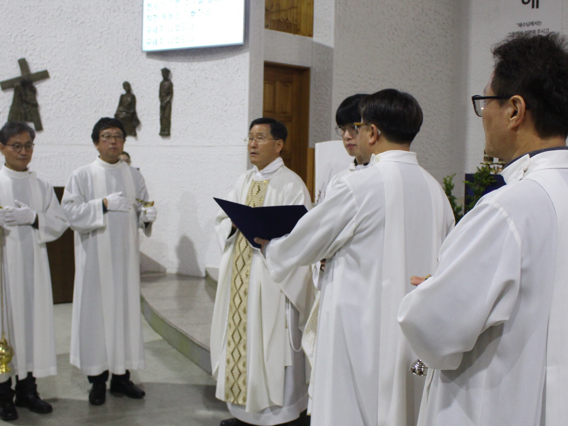 251224 성탄대축일밤미사_입당 (7).JPG