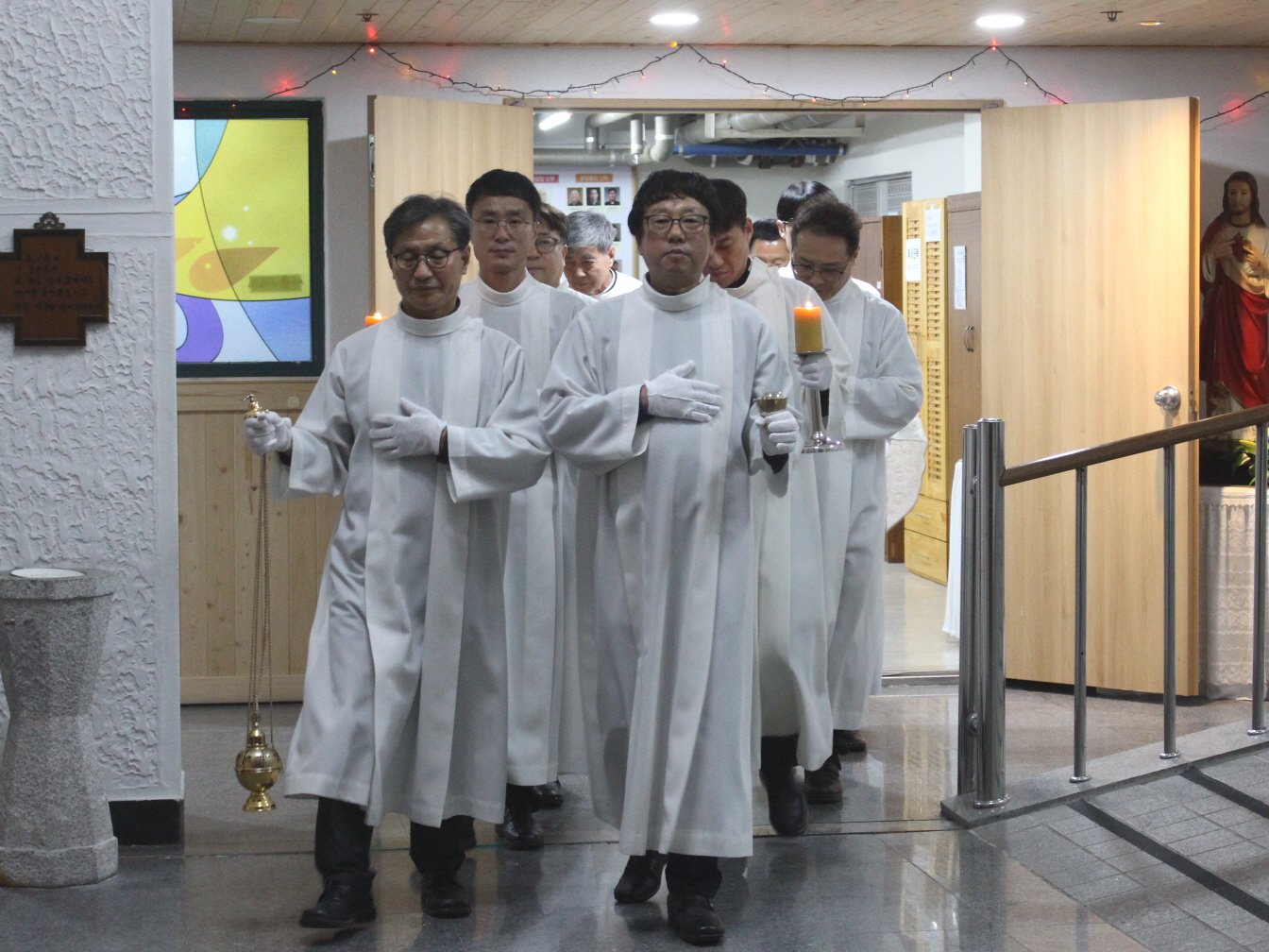 251224 성탄대축일밤미사_입당 (2).JPG