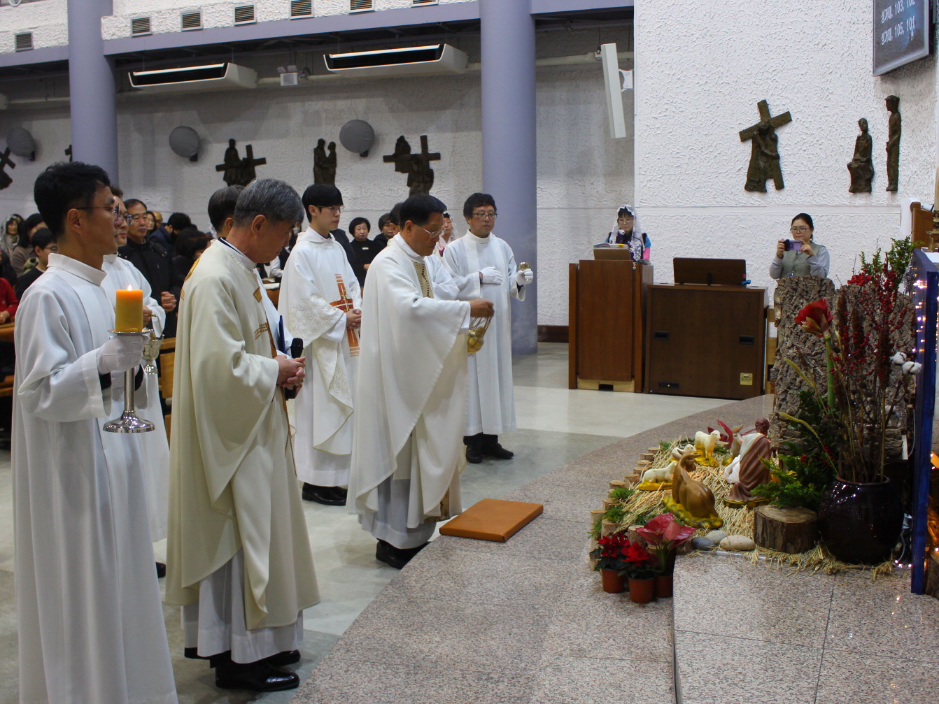 251224 성탄대축일밤미사_입당 (1).JPG
