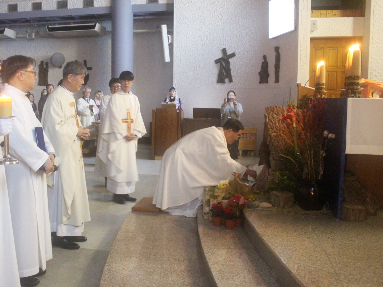 251224 성탄대축일밤미사_입당 (5).JPG