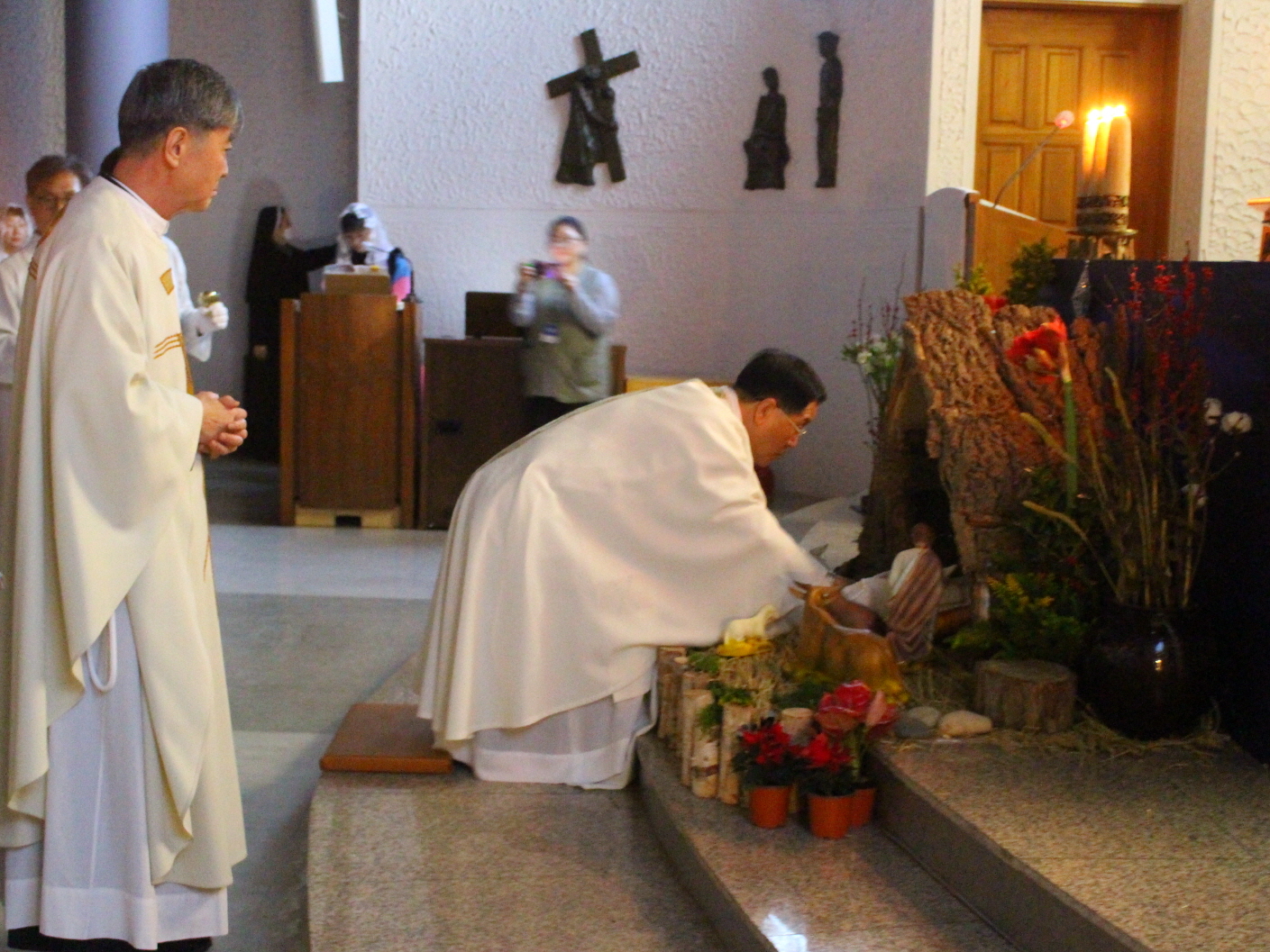 251224 성탄대축일밤미사_입당 (6).JPG