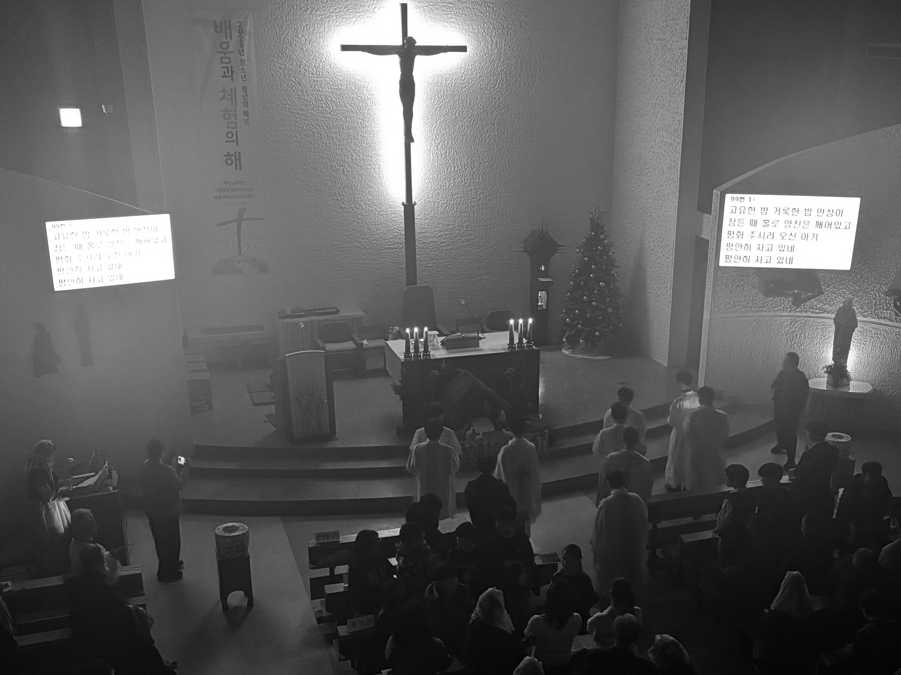 251224 성탄대축일밤미사_입당 (15).jpg