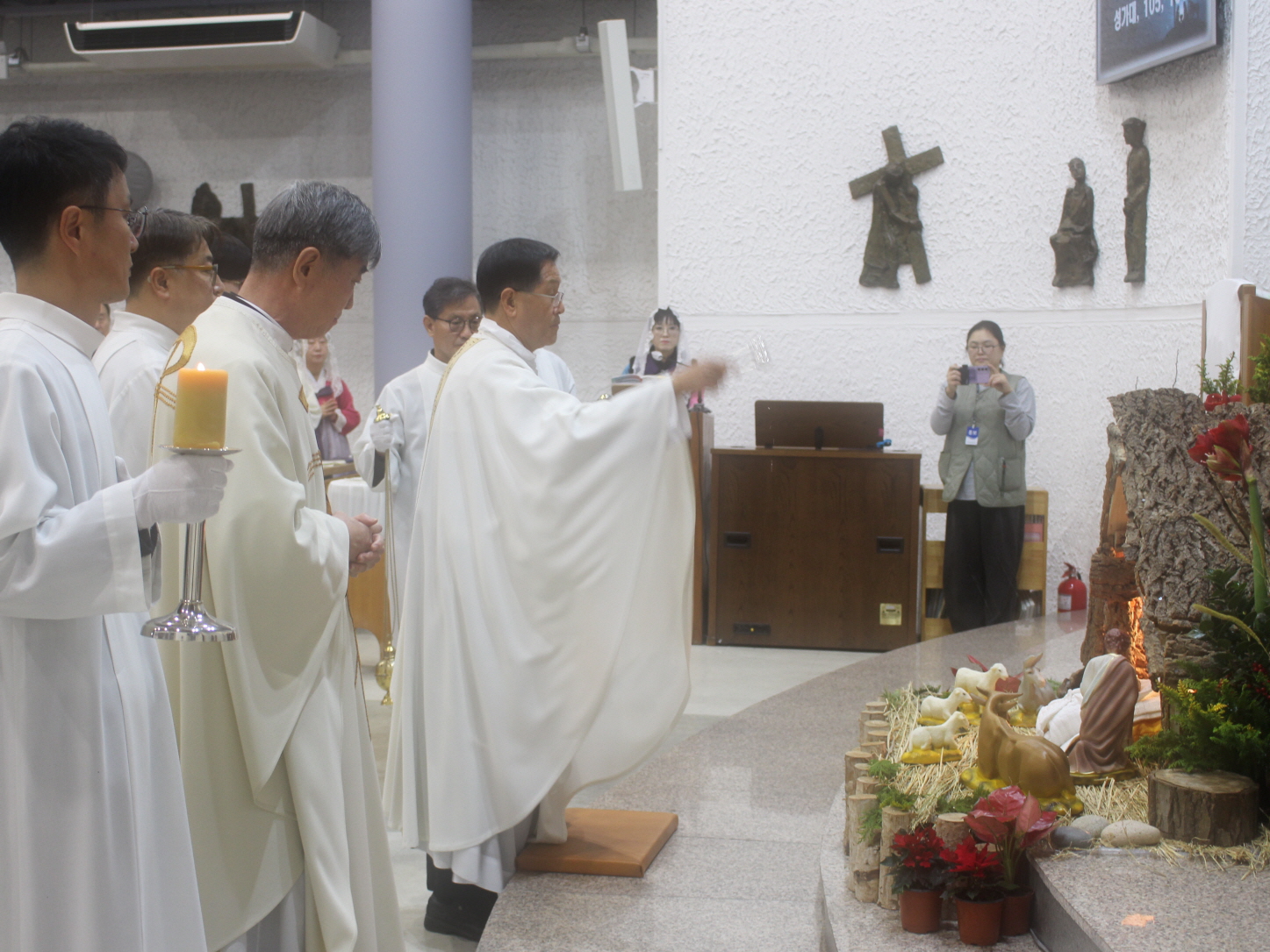 251224 성탄대축일밤미사_입당 (13).JPG