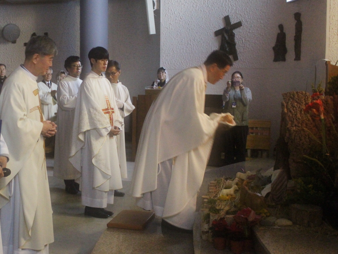 251224 성탄대축일밤미사_입당 (4).JPG