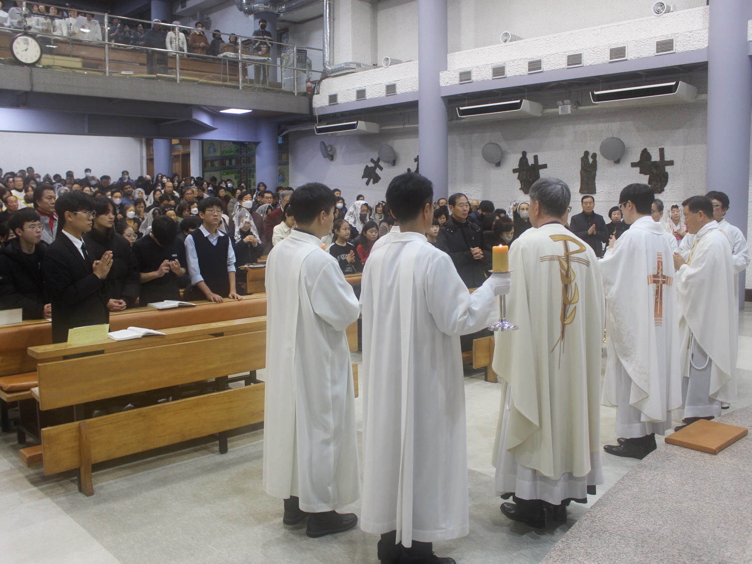 251224 성탄대축일밤미사_입당 (10).JPG