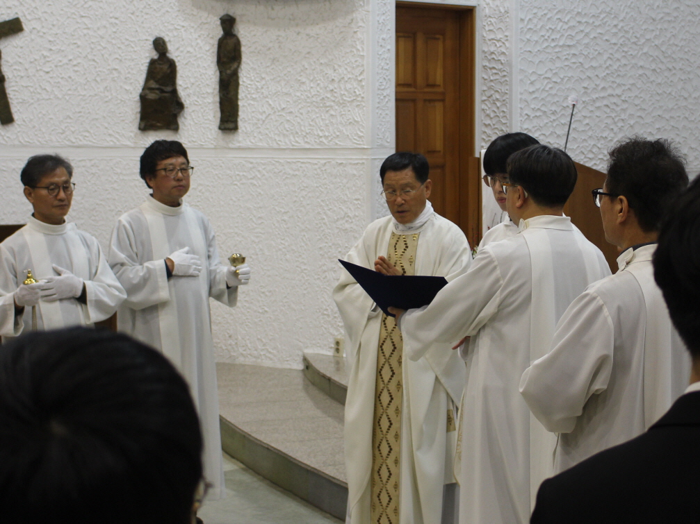 251224 성탄대축일밤미사_입당 (9).JPG