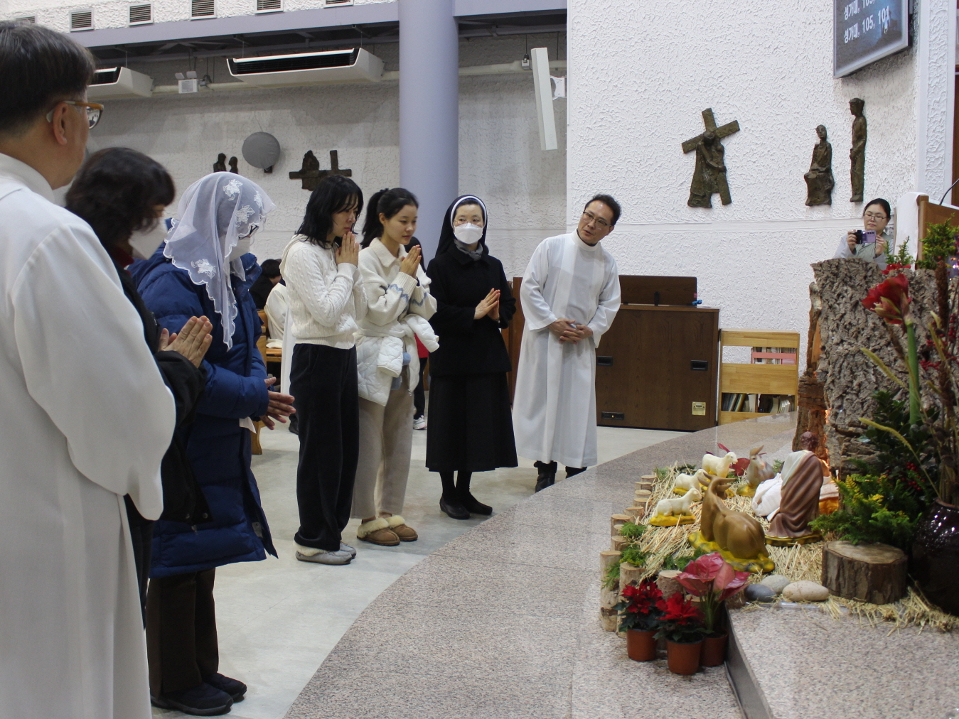 251224 성탄대축일밤미사_구유경배 (6).JPG