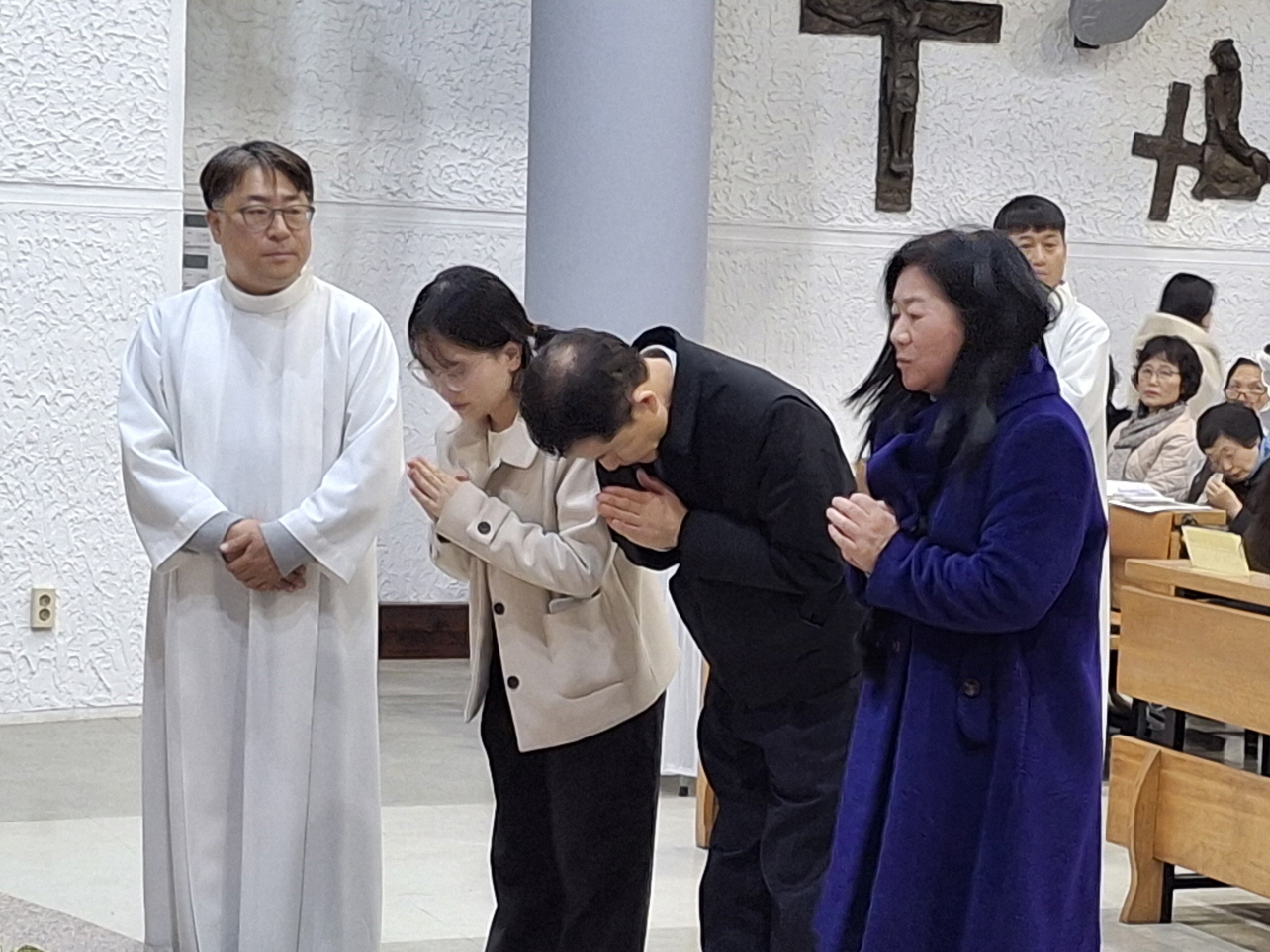 251224 성탄대축일밤미사_구유경배 (18).jpg