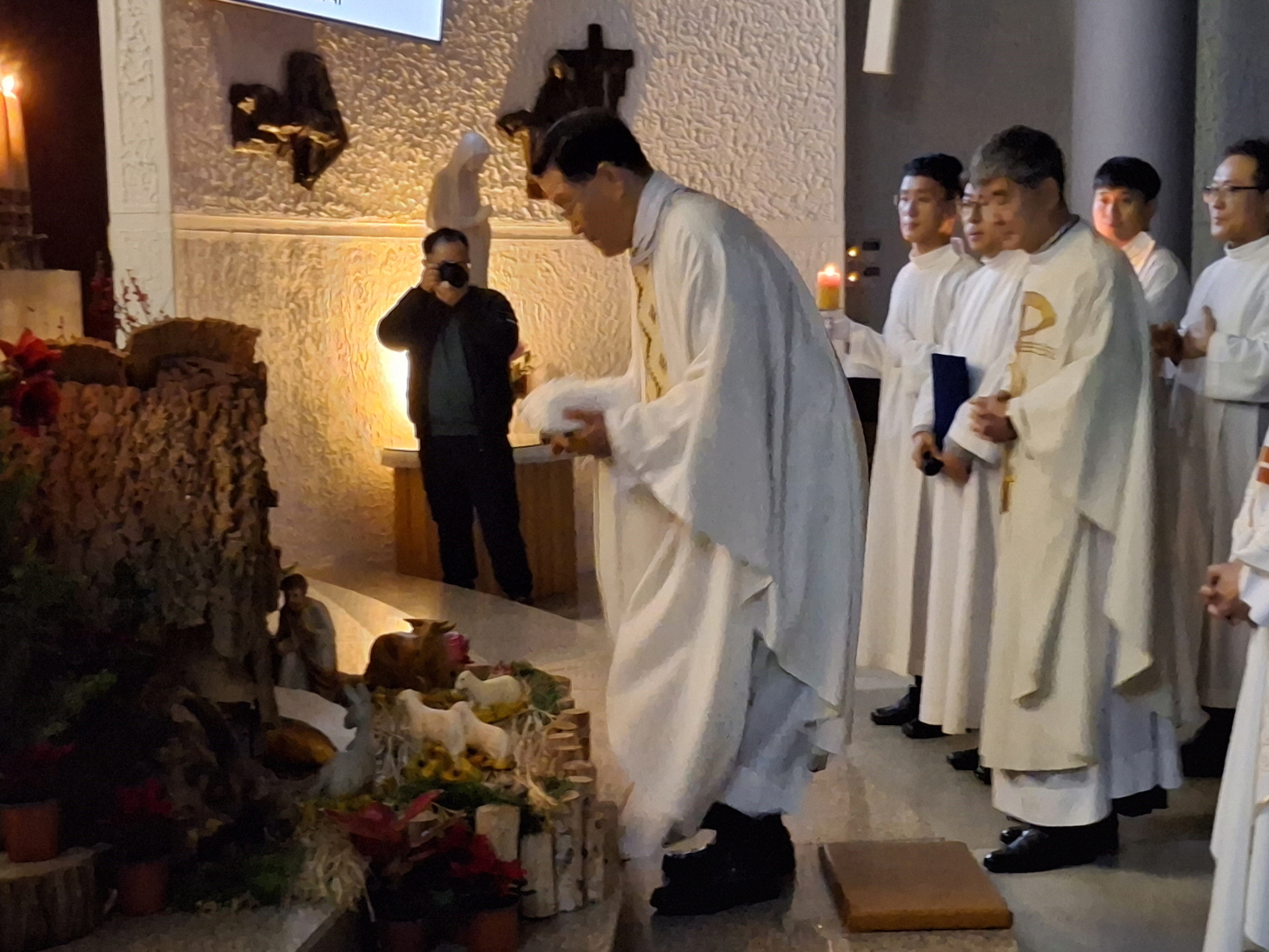 251224 성탄대축일밤미사_구유경배 (16).jpg