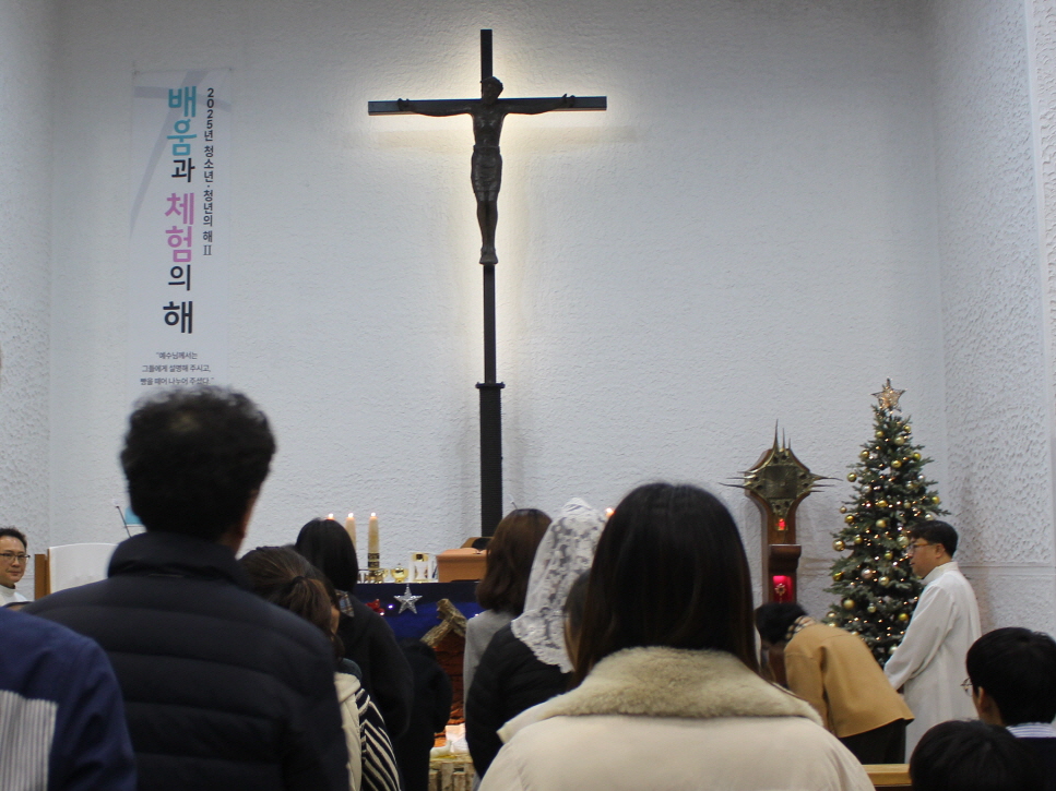 251224 성탄대축일밤미사_구유경배 (15).JPG