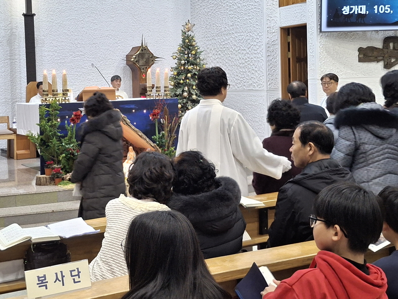 251224 성탄대축일밤미사_구유경배 (20).jpg