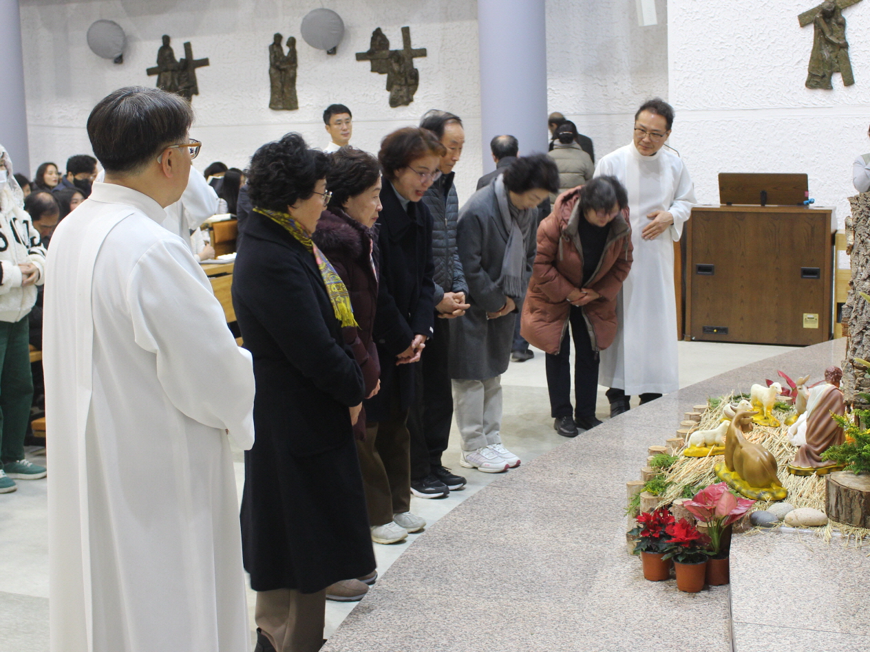 251224 성탄대축일밤미사_구유경배 (13).JPG