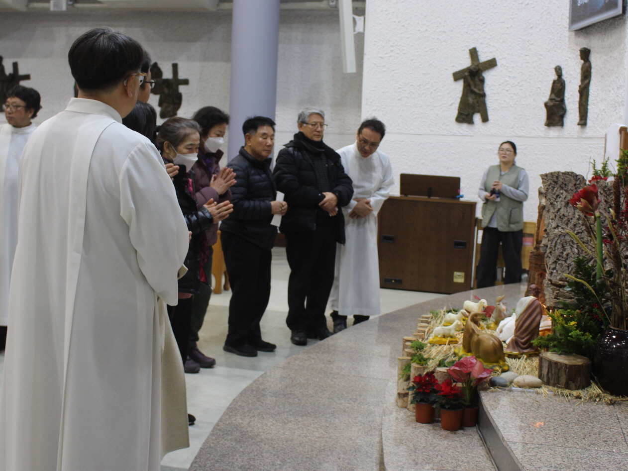 251224 성탄대축일밤미사_구유경배 (11).JPG