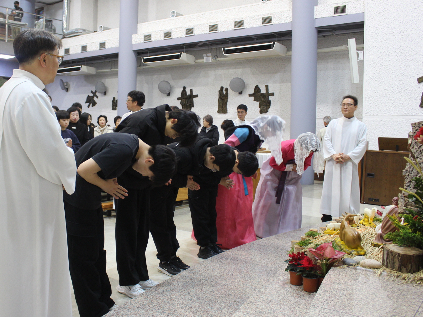 251224 성탄대축일밤미사_구유경배 (4).JPG