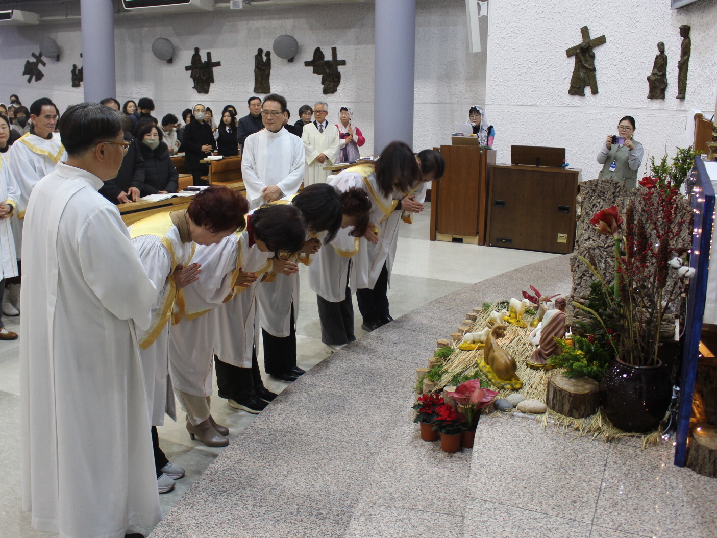 251224 성탄대축일밤미사_구유경배 (2).JPG