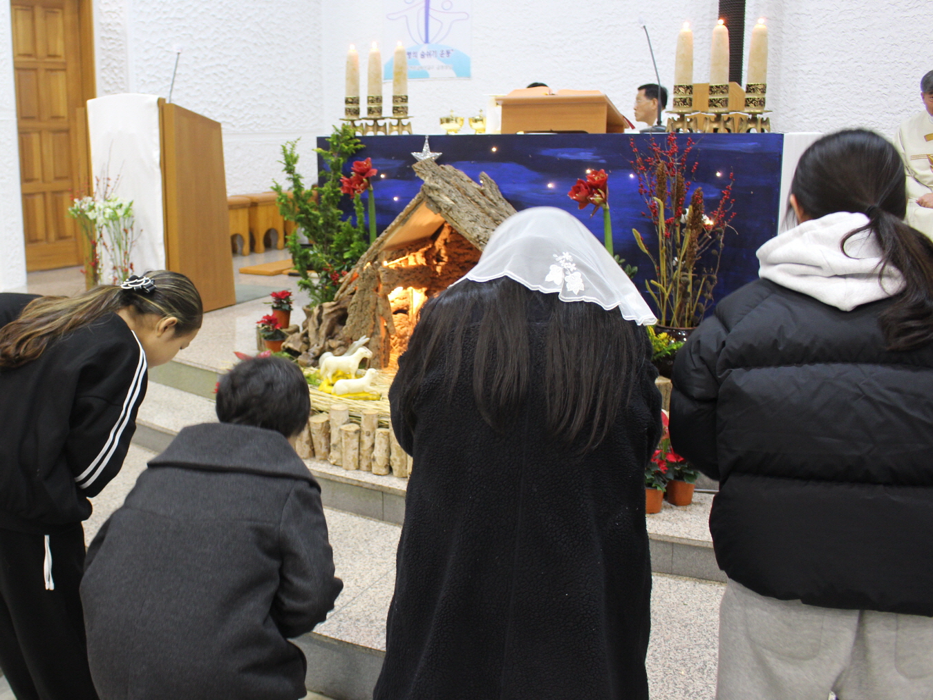 251224 성탄대축일밤미사_구유경배 (5).JPG