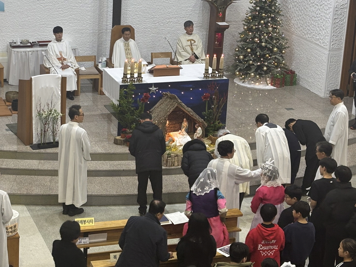 251224 성탄대축일밤미사_구유경배 (44).jpg