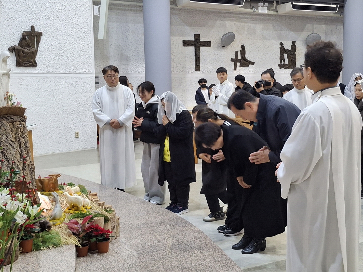 251224 성탄대축일밤미사_구유경배 (27).jpg