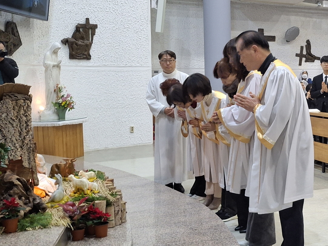 251224 성탄대축일밤미사_구유경배 (30).jpg