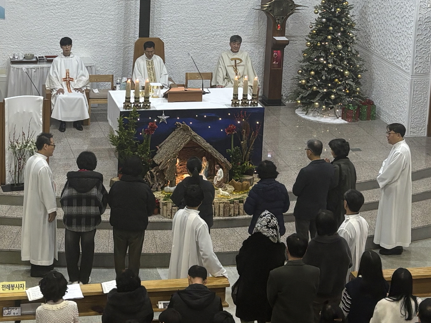 251224 성탄대축일밤미사_구유경배 (43).jpg