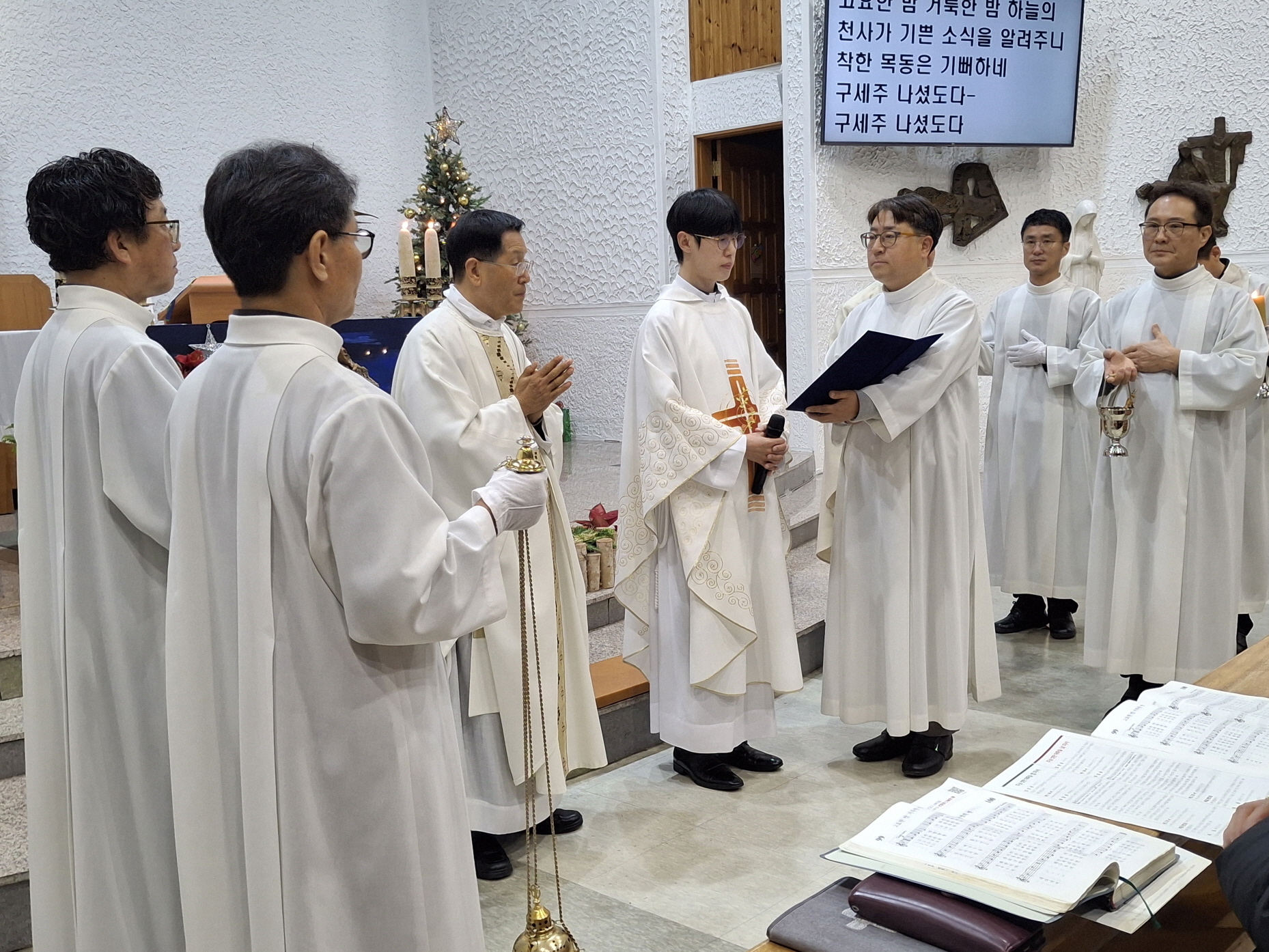 251224 성탄대축일밤미사_구유경배 (37).jpg