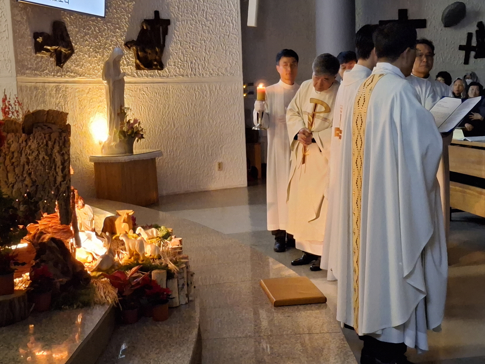 251224 성탄대축일밤미사_구유경배 (38).jpg