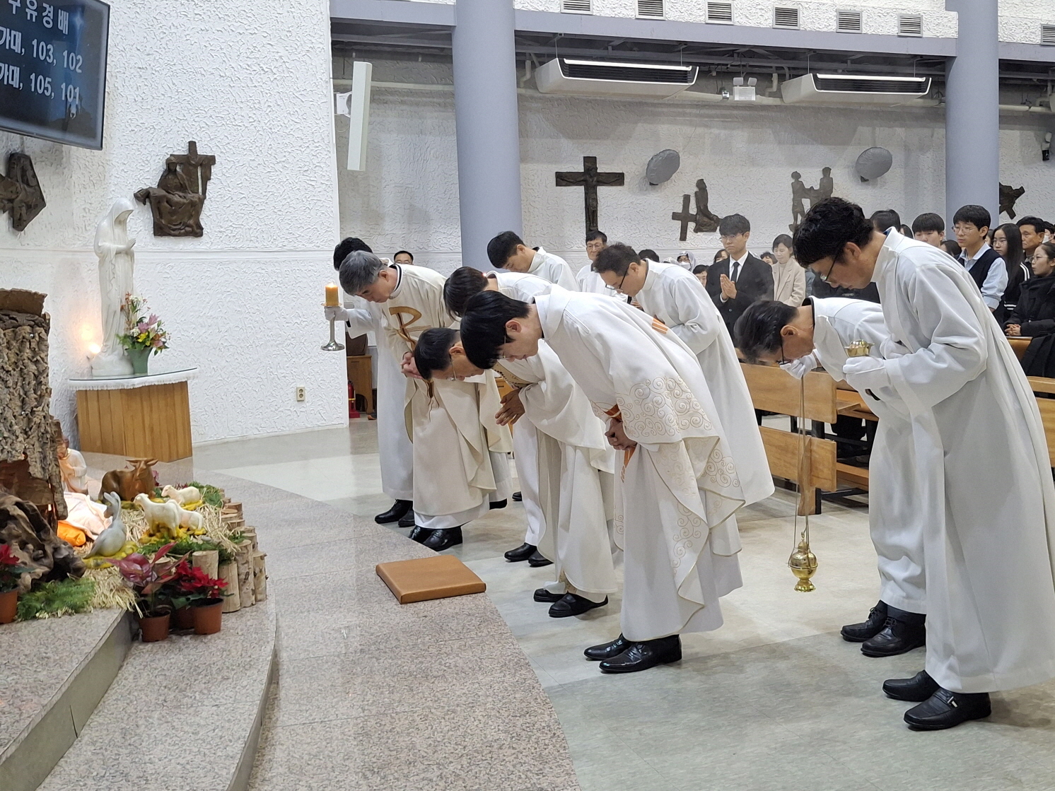 251224 성탄대축일밤미사_구유경배 (31).jpg