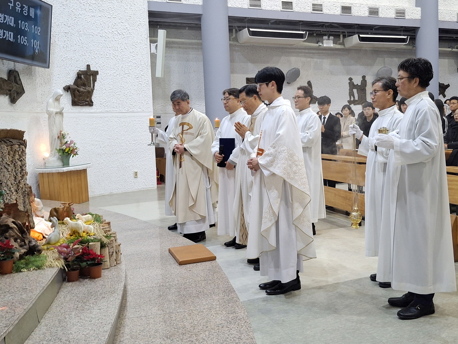 251224 성탄대축일밤미사_구유경배 (32).jpg
