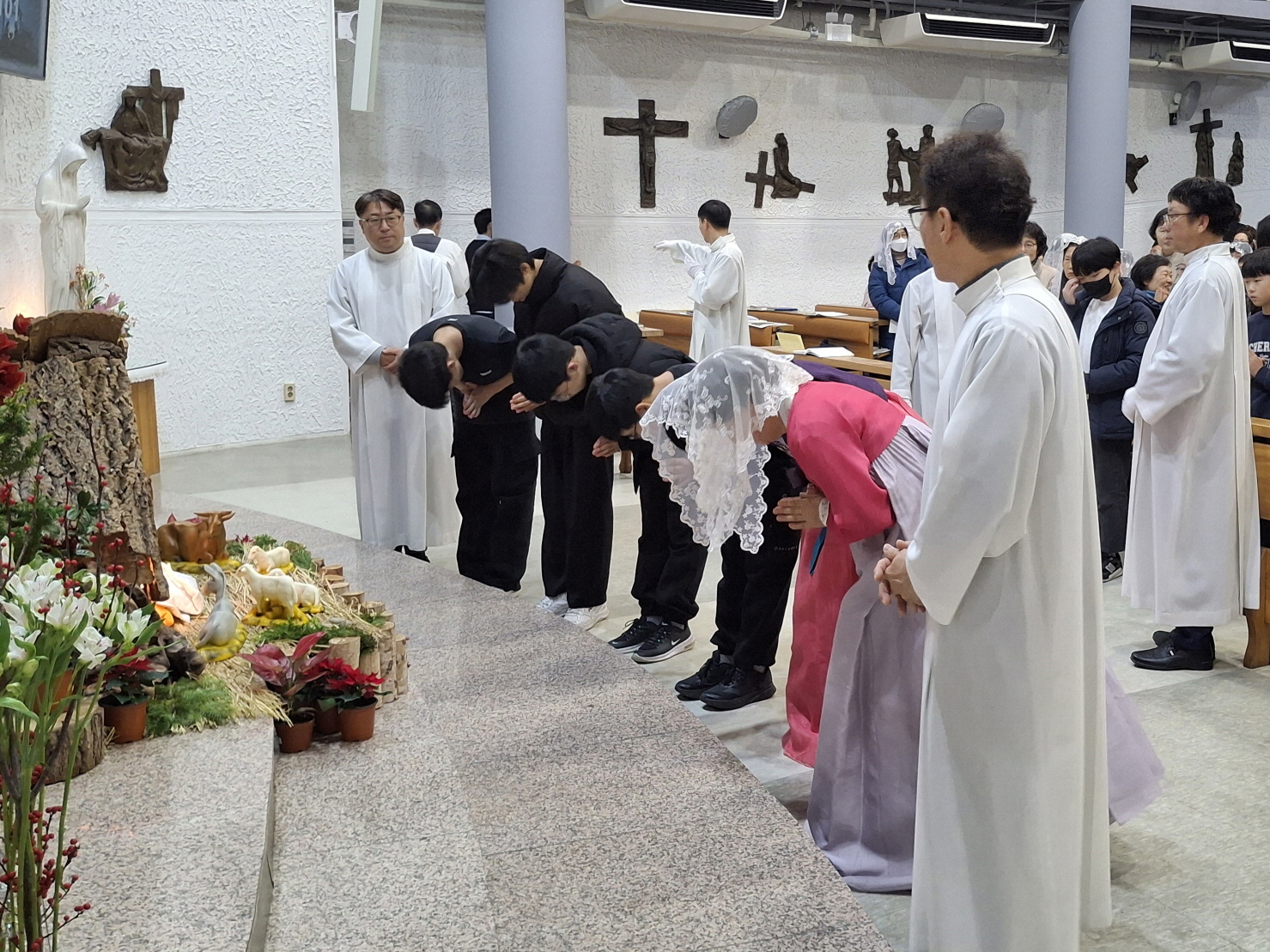 251224 성탄대축일밤미사_구유경배 (28).jpg