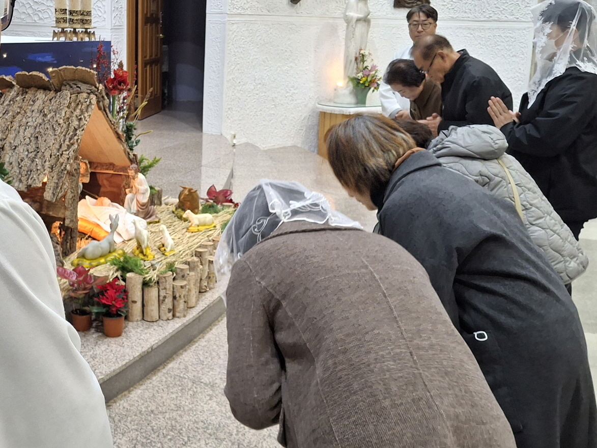 251224 성탄대축일밤미사_구유경배 (24).jpg