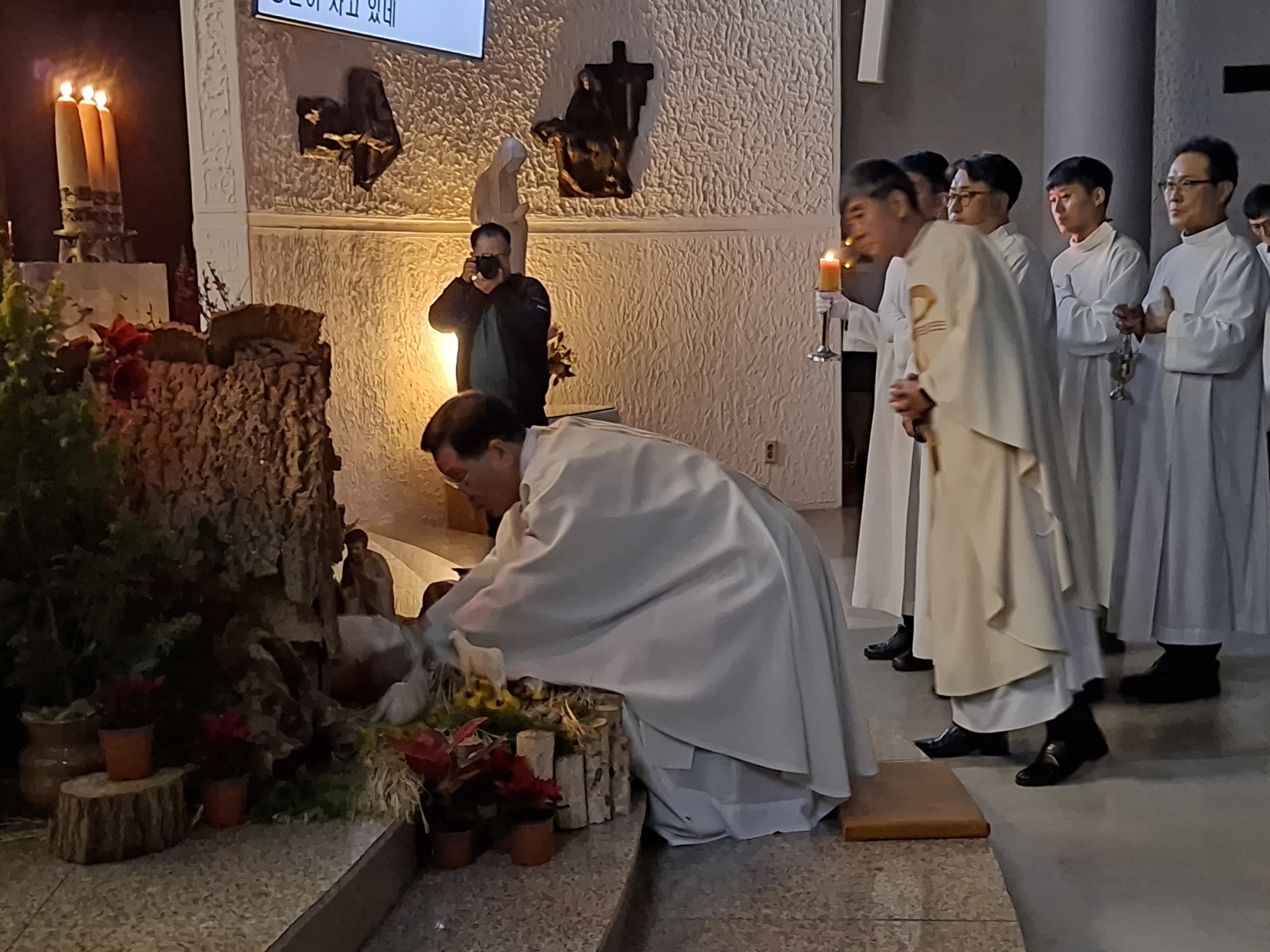 251224 성탄대축일밤미사_구유경배 (39).jpg