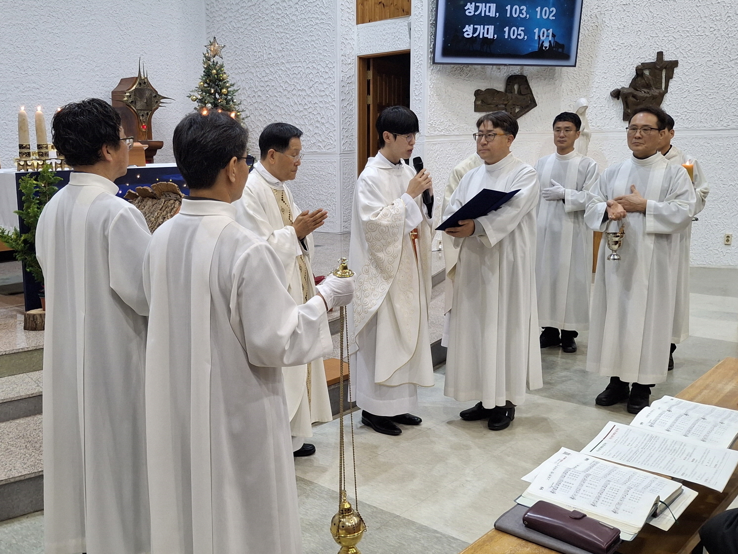 251224 성탄대축일밤미사_구유경배 (35).jpg