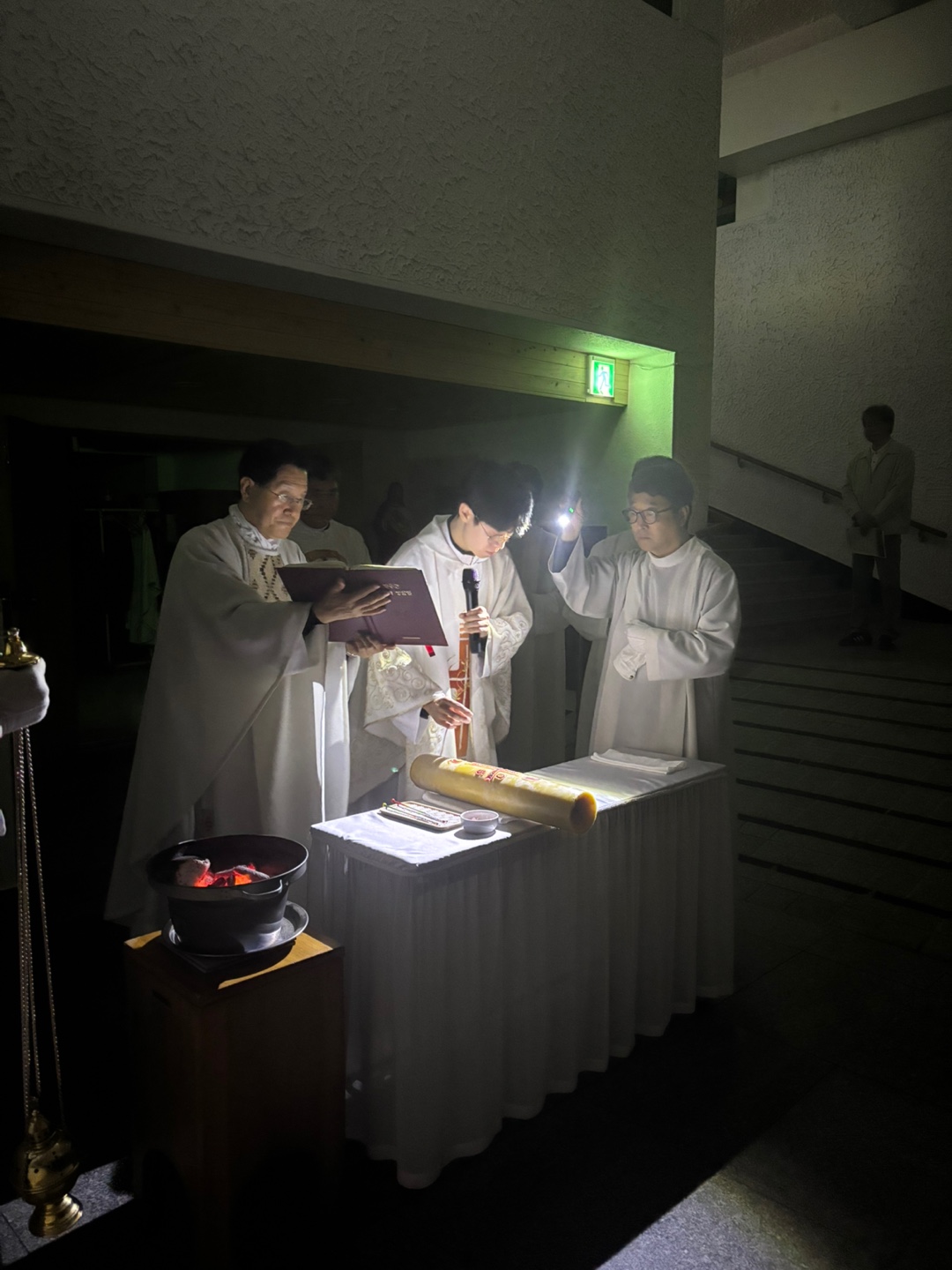 2504119 파스카성야_1빛의예식 (3)2.jpg