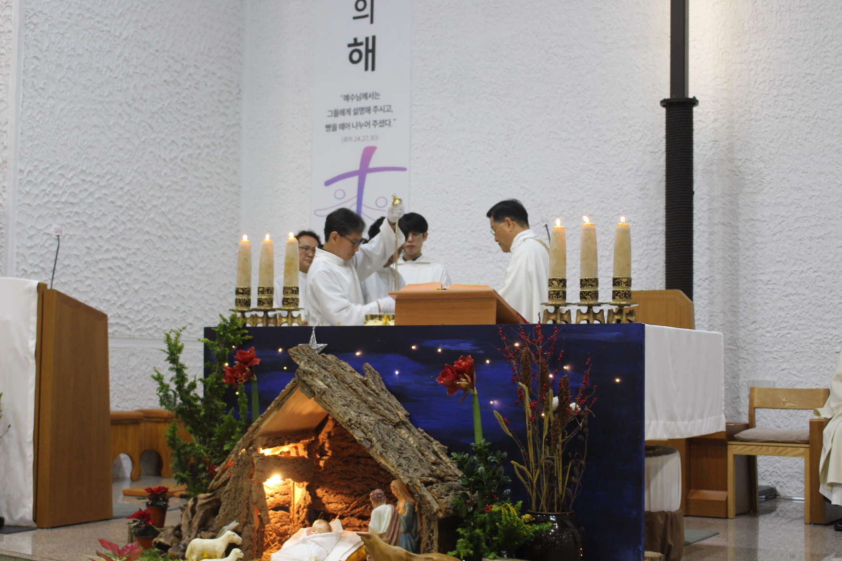 251224 성탄대축일밤미사_말씀의전례 (14).JPG
