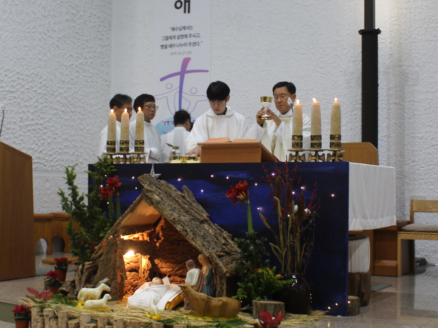251224 성탄대축일밤미사_말씀의전례 (13).JPG