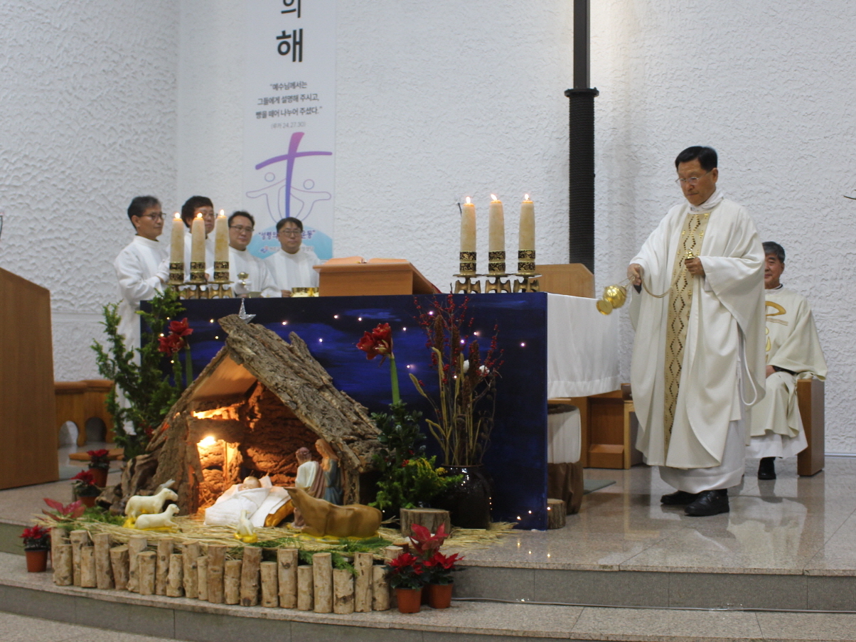 251224 성탄대축일밤미사_말씀의전례 (16).JPG