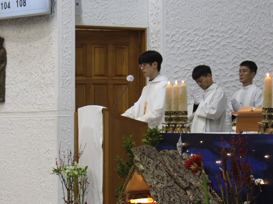 251224 성탄대축일밤미사_말씀의전례 (3).JPG