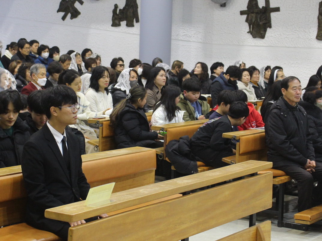 251224 성탄대축일밤미사_성체 (1).JPG