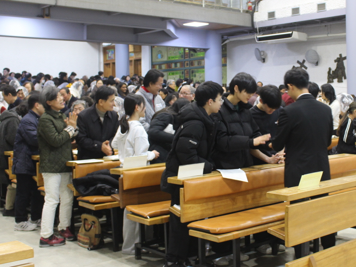 251224 성탄대축일밤미사_성체 (9).JPG