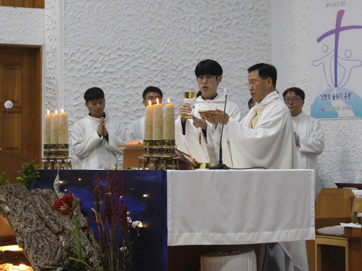 251224 성탄대축일밤미사_성체 (8).JPG