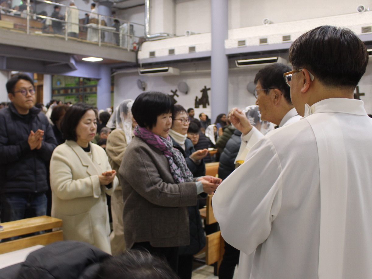 251224 성탄대축일밤미사_성체 (20).JPG