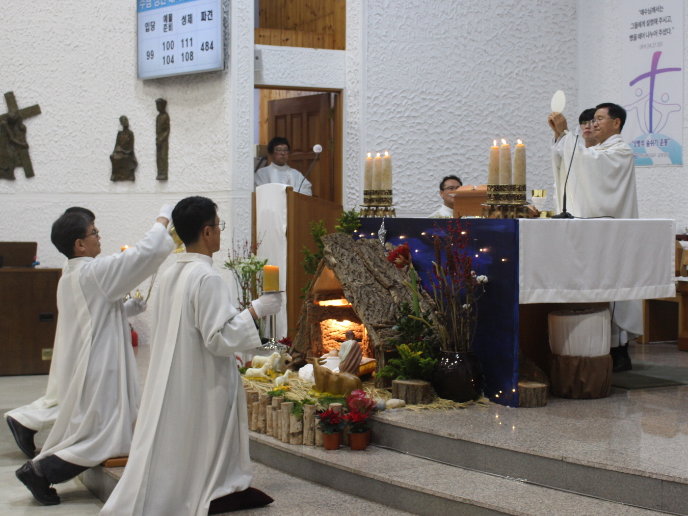 251224 성탄대축일밤미사_성체 (5).JPG