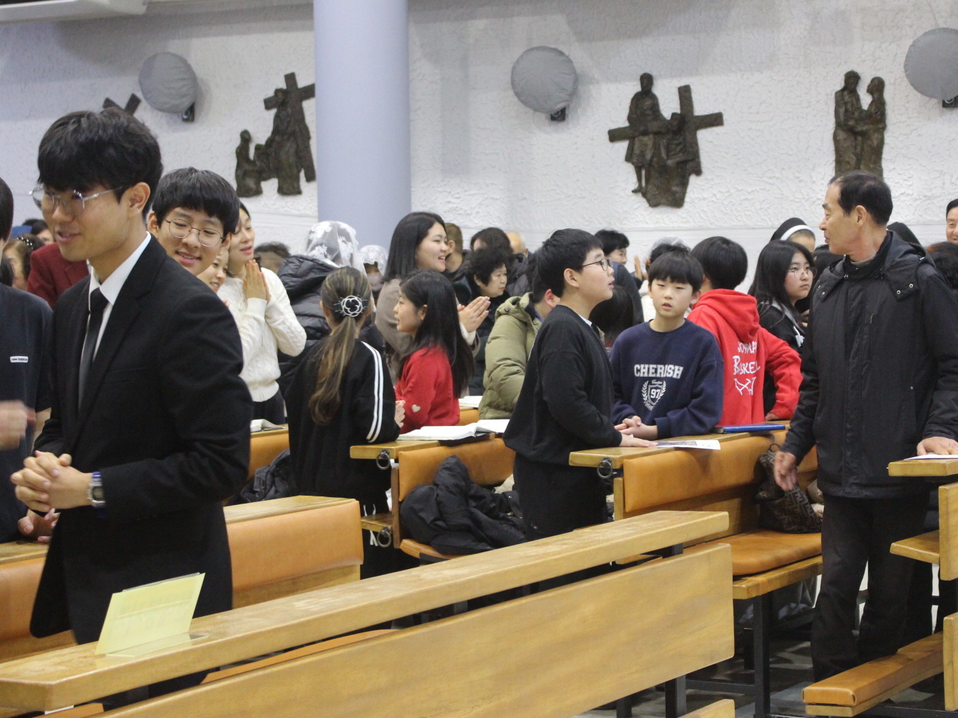 251224 성탄대축일밤미사_성체 (11).JPG