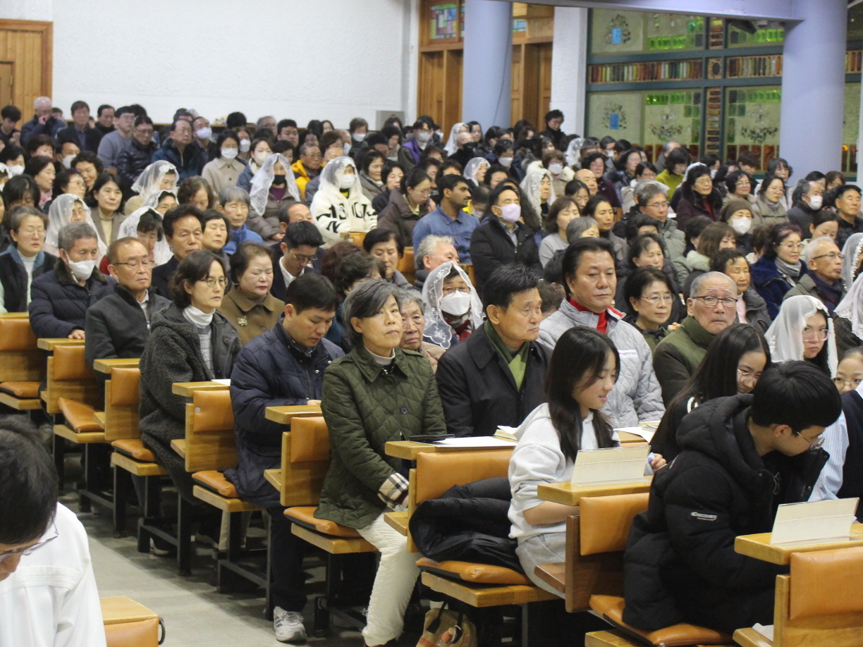 251224 성탄대축일밤미사_성체 (22).JPG