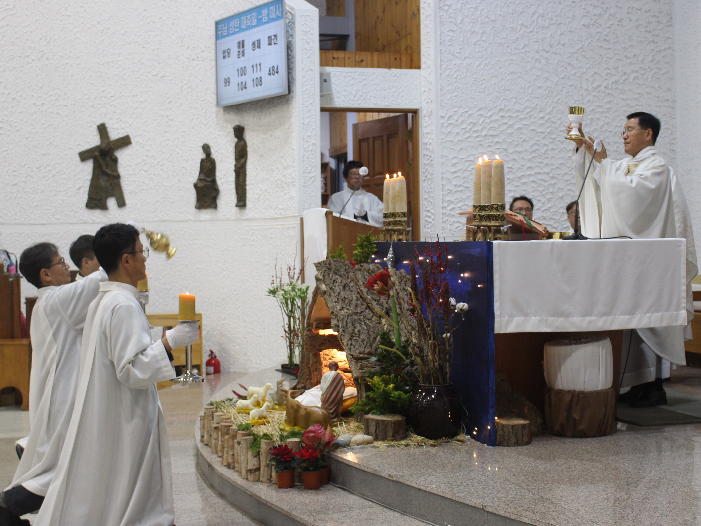 251224 성탄대축일밤미사_성체 (6).JPG