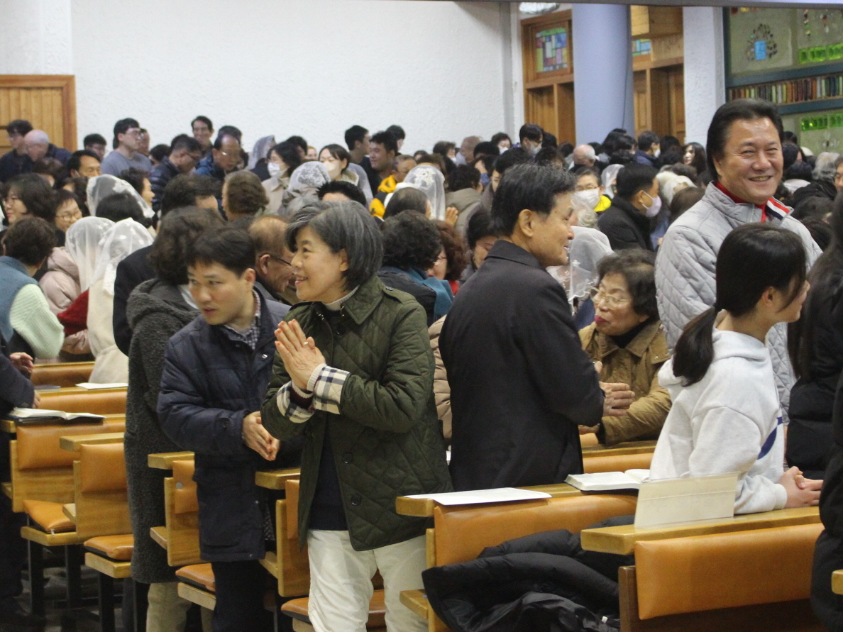 251224 성탄대축일밤미사_성체 (10).JPG