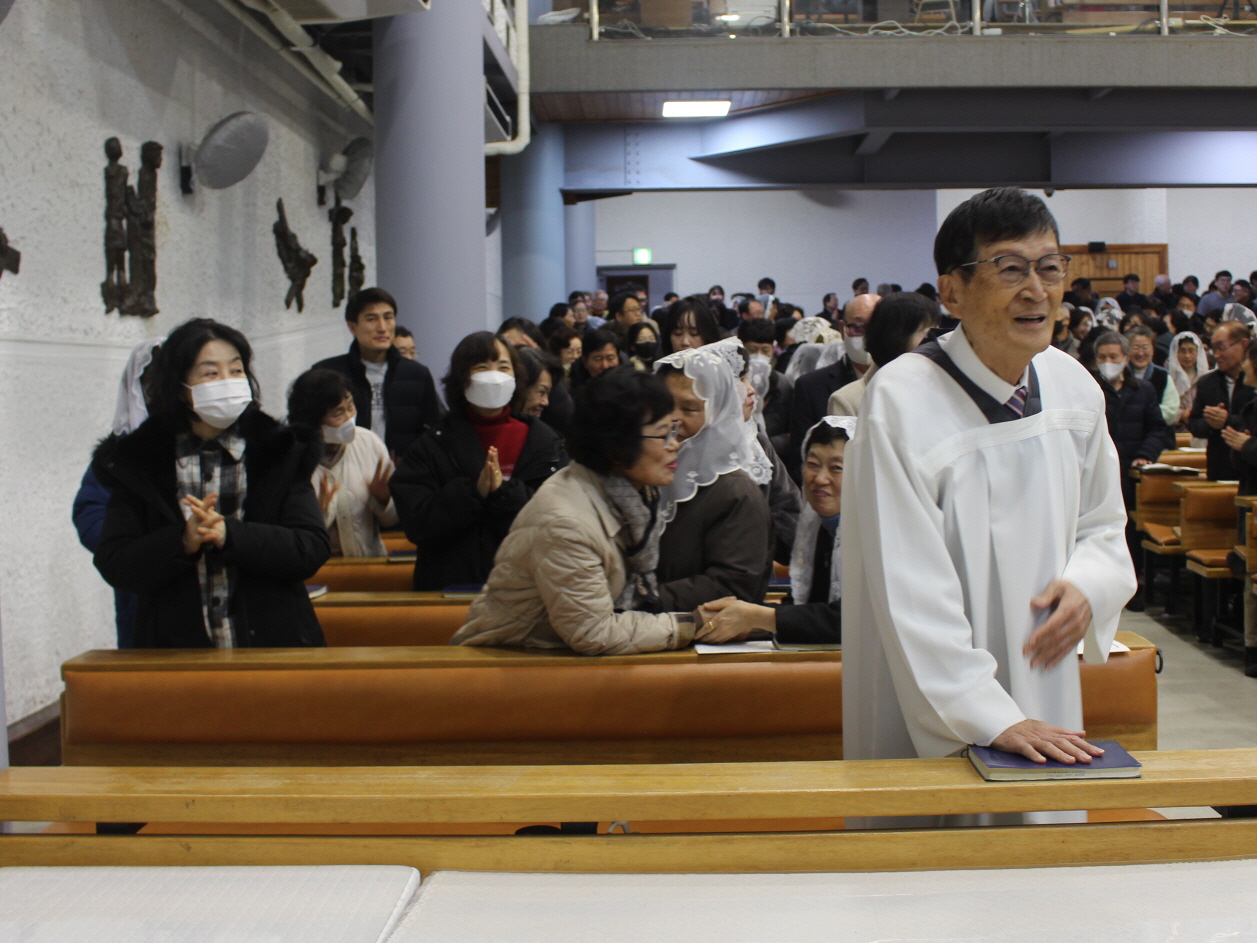 251224 성탄대축일밤미사_성체 (13).JPG